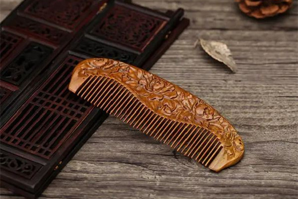 木梳子和牛角梳哪個好 木梳子買回來怎么處理 木梳子和牛角梳哪個好 木梳子買回來怎么處理