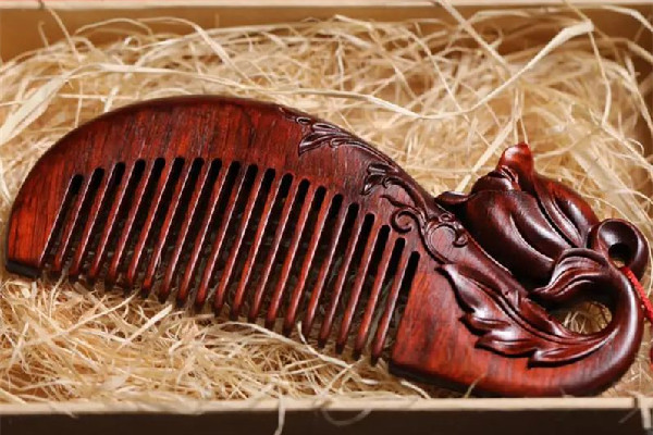 木梳子和牛角梳哪個好 木梳子買回來怎么處理 木梳子和牛角梳哪個好 木梳子買回來怎么處理
