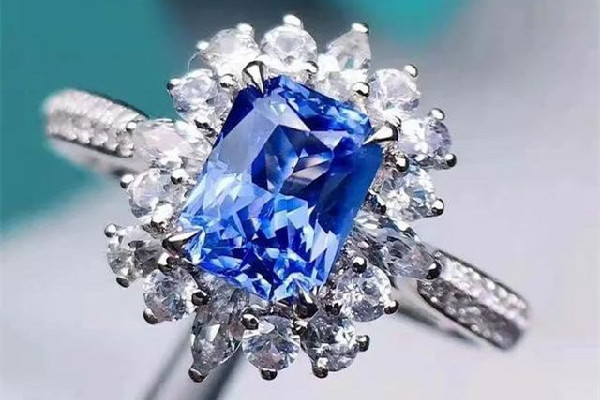 藍(lán)寶石多少錢一克 藍(lán)寶石多少克以上有收藏價(jià)值