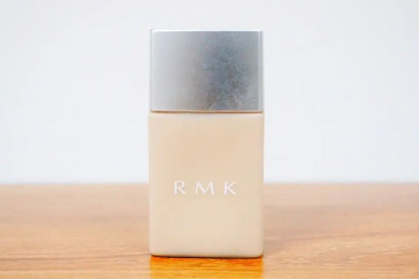 粉底液要選比自己白的色號嗎 粉底液買自然色還是象牙白 粉底液要選比自己白的色號嗎 粉底液買自然色還是象牙白