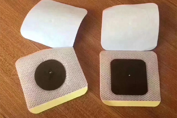 貼膏藥后能洗澡嗎 貼膏藥后是不是不能沾水 貼膏藥后能洗澡嗎 貼膏藥后是不是不能沾水