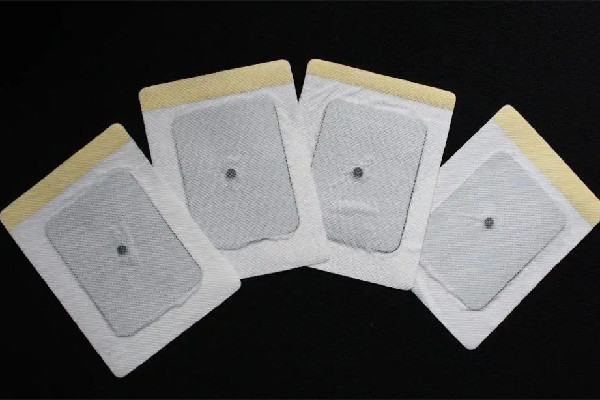 貼膏藥前要用熱水敷嗎 貼膏藥前怎么處理效果好 貼膏藥前要用熱水敷嗎 貼膏藥前怎么處理效果好