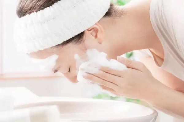 洗臉要用力洗還是輕輕洗 洗臉要用力搓嗎 洗臉要用力洗還是輕輕洗 洗臉要用力搓嗎