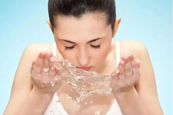 洗臉要用力洗還是輕輕洗 洗臉要用力搓嗎 洗臉要用力洗還是輕輕洗 洗臉要用力搓嗎