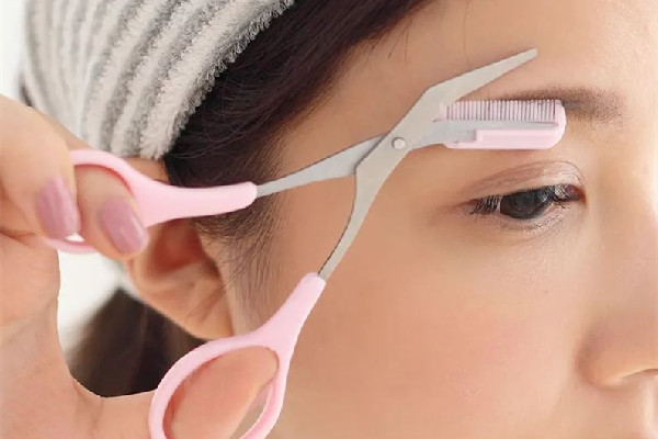 刮眉毛后青青的怎么辦 刮眉毛為什么會(huì)疼 刮眉毛后青青的怎么辦 刮眉毛為什么會(huì)疼