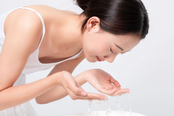 洗臉要用洗面奶洗臉嗎 洗臉用什么東西洗臉最好 洗臉要用洗面奶洗臉嗎 洗臉用什么東西洗臉最好