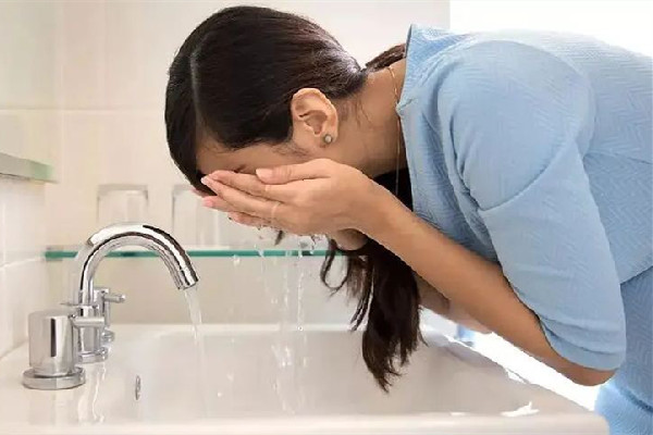 洗臉要用力洗還是輕輕洗 洗臉要用力搓嗎 洗臉要用力洗還是輕輕洗 洗臉要用力搓嗎