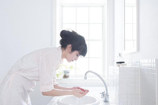 洗臉放鹽和白醋有什么作用 洗臉放什么東西對皮膚有好處 洗臉放鹽和白醋有什么作用 洗臉放什么東西對皮膚有好處