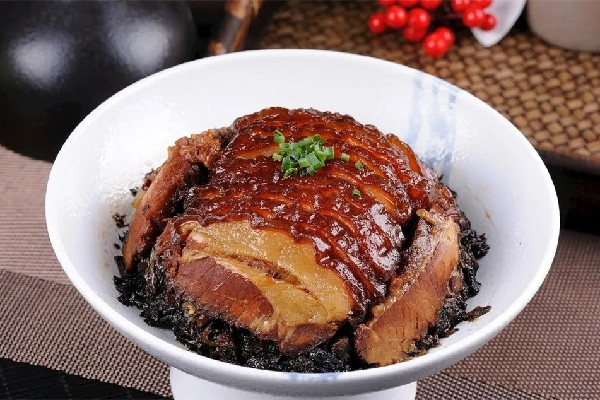 梅菜扣肉蒸的時(shí)候需要用保鮮膜嗎 梅菜扣肉蒸的時(shí)候需要扣盤(pán)嗎