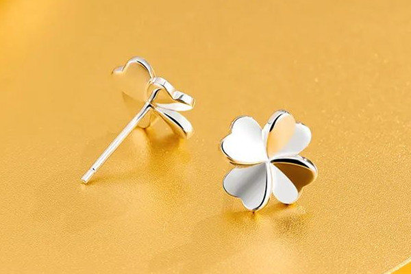 耳釘變黑怎么回事 耳釘變黑了還能戴嗎 耳釘變黑怎么回事 耳釘變黑了還能戴嗎