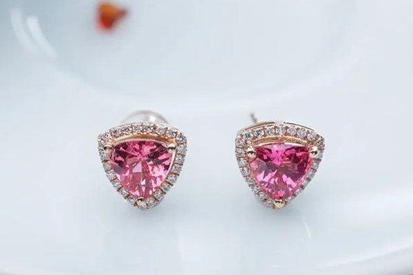 耳釘為什么會臭臭的 耳釘有異味怎么清洗 耳釘為什么會臭臭的 耳釘有異味怎么清洗