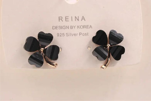 耳釘長(zhǎng)進(jìn)肉里怎么取出來 耳釘要多久摘下來清洗一次 耳釘長(zhǎng)進(jìn)肉里怎么取出來 耳釘要多久摘下來清洗一次