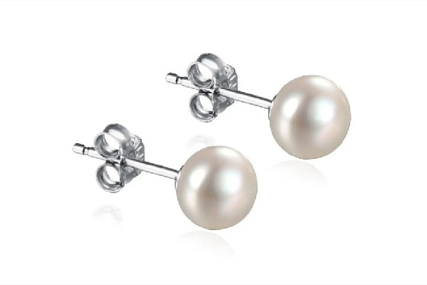 耳釘后面的塞子去不掉怎么辦 耳釘要每天取下來(lái)嗎 耳釘后面的塞子去不掉怎么辦 耳釘要每天取下來(lái)嗎