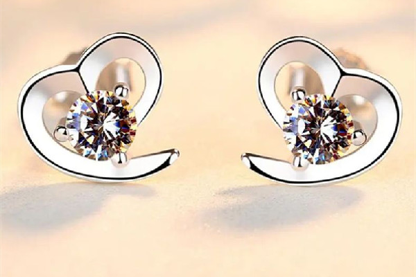 耳釘后面的塞子去不掉怎么辦 耳釘要每天取下來(lái)嗎 耳釘后面的塞子去不掉怎么辦 耳釘要每天取下來(lái)嗎