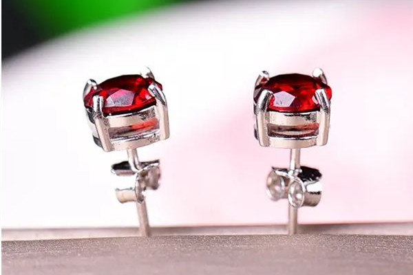 耳釘長(zhǎng)進(jìn)肉里怎么取出來 耳釘要多久摘下來清洗一次 耳釘長(zhǎng)進(jìn)肉里怎么取出來 耳釘要多久摘下來清洗一次