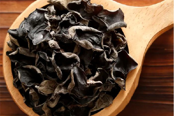 干木耳用熱水泡還是冷水泡 干木耳泡發(fā)的正確方法和時間 干木耳用熱水泡還是冷水泡 干木耳泡發(fā)的正確方法和時間