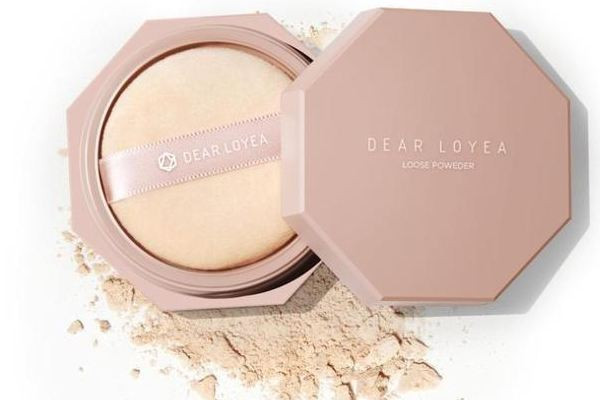 定妝粉和散粉是一樣的嗎 定妝粉和蜜粉有什么區(qū)別 定妝粉和散粉是一樣的嗎 定妝粉和蜜粉有什么區(qū)別