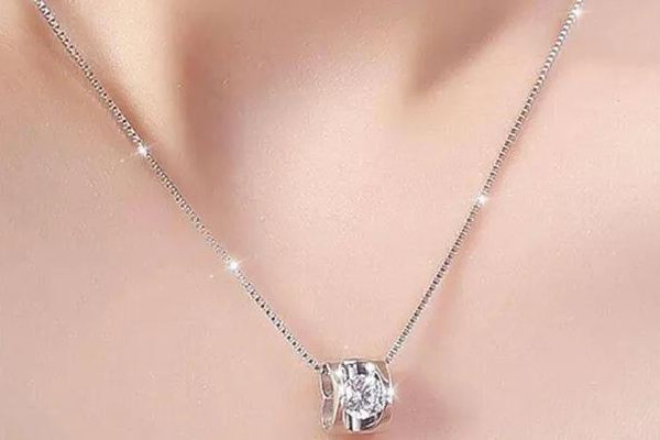 項(xiàng)鏈買(mǎi)黃金還是鉑金好 項(xiàng)鏈買(mǎi)什么材質(zhì)不褪色