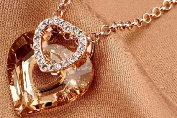 項(xiàng)鏈戴著脖子癢是什么原因 項(xiàng)鏈過(guò)敏脖子特別癢怎么辦 項(xiàng)鏈戴著脖子癢是什么原因 項(xiàng)鏈過(guò)敏脖子特別癢怎么辦