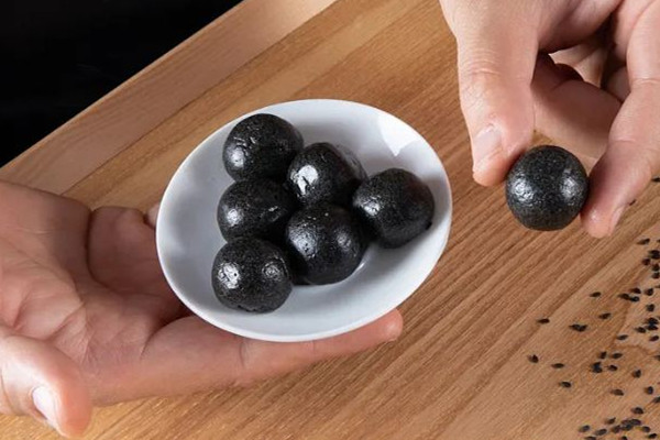 黑芝麻丸對(duì)女人的功效 黑芝麻丸對(duì)月經(jīng)不調(diào)有效果嗎 黑芝麻丸對(duì)女人的功效 黑芝麻丸對(duì)月經(jīng)不調(diào)有效果嗎