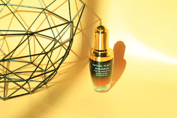 精華液有點刺痛感正常嗎 精華液使用后要洗掉嗎 精華液有點刺痛感正常嗎 精華液使用后要洗掉嗎