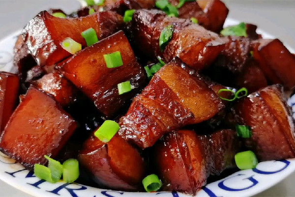 紅燒肉要煸油嗎 紅燒肉油太多了怎么辦 紅燒肉要煸油嗎 紅燒肉油太多了怎么辦