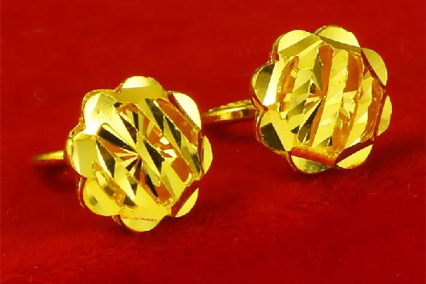 黃金耳釘有消炎作用嗎 黃金耳釘會(huì)過敏嗎 黃金耳釘有消炎作用嗎 黃金耳釘會(huì)過敏嗎