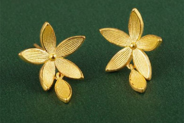 黃金耳飾適合多少歲的人戴 黃金耳飾是不是很顯年齡 黃金耳飾適合多少歲的人戴 黃金耳飾是不是很顯年齡