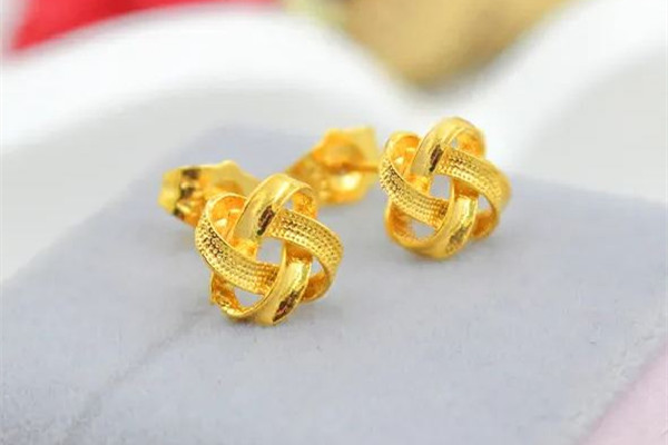 黃金耳釘要天天拿下來嗎 黃金耳釘多久摘一次 黃金耳釘要天天拿下來嗎 黃金耳釘多久摘一次