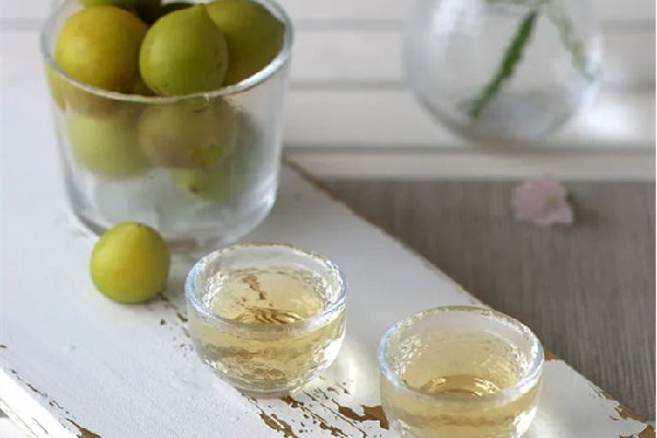 青梅泡酒泡多長時間最好 青梅泡酒上面一層變褐色正常嗎 青梅泡酒泡多長時間最好 青梅泡酒上面一層變褐色正常嗎