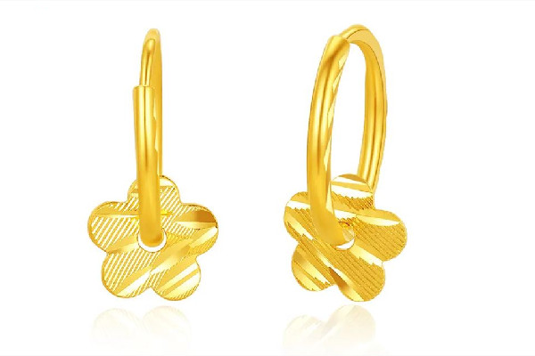 黃金耳釘要光面的還是磨砂的 黃金耳釘買(mǎi)什么牌子的好 黃金耳釘要光面的還是磨砂的 黃金耳釘買(mǎi)什么牌子的好