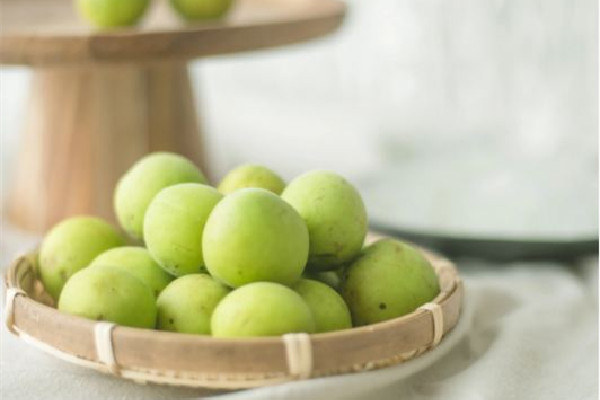 青梅泡酒泡多長時間最好 青梅泡酒上面一層變褐色正常嗎 青梅泡酒泡多長時間最好 青梅泡酒上面一層變褐色正常嗎