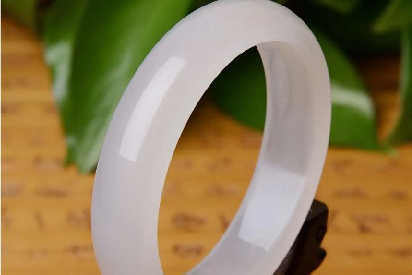 白玉髓是什么材質(zhì) 白玉髓是天然的嗎 白玉髓是什么材質(zhì) 白玉髓是天然的嗎