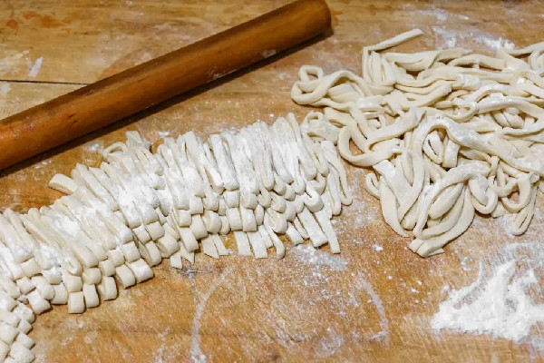 手搟面用高筋面粉還是普通面粉 手搟面面粉和水的比例 手搟面用高筋面粉還是普通面粉 手搟面面粉和水的比例