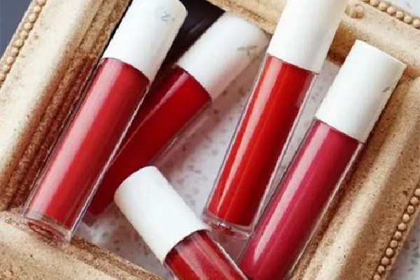 唇釉要用唇刷嗎 唇釉的正確涂法 唇釉要用唇刷嗎 唇釉的正確涂法