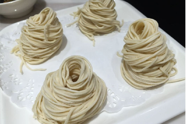 手搟面一斤面加多少水 手搟面水放多了怎么辦 手搟面一斤面加多少水 手搟面水放多了怎么辦