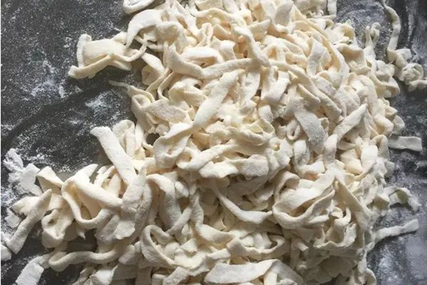 手搟面有酸味是壞了嗎 手搟面為什么要放堿面 手搟面有酸味是壞了嗎 手搟面為什么要放堿面