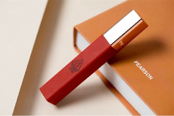 唇釉要用唇刷嗎 唇釉的正確涂法 唇釉要用唇刷嗎 唇釉的正確涂法