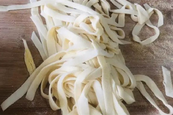 手搟面能放冰箱多久 手搟面放冰箱怎么不粘在一起 手搟面能放冰箱多久 手搟面放冰箱怎么不粘在一起