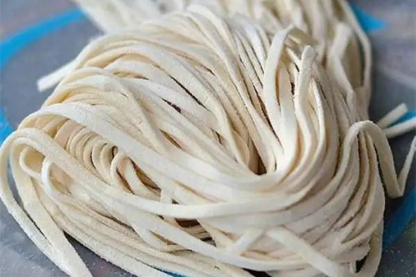 手搟面用高筋面粉還是普通面粉 手搟面面粉和水的比例 手搟面用高筋面粉還是普通面粉 手搟面面粉和水的比例