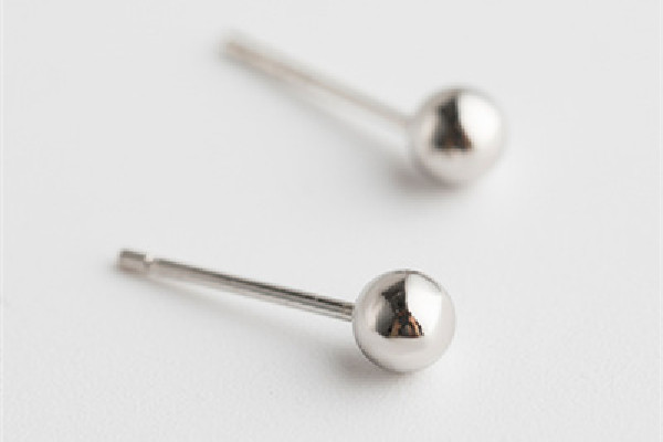 純銀耳釘和黃金耳釘哪個養(yǎng)耳朵好 純銀耳釘戴上癢是因為銀假嗎 純銀耳釘和黃金耳釘哪個養(yǎng)耳朵好 純銀耳釘戴上癢是因為銀假嗎