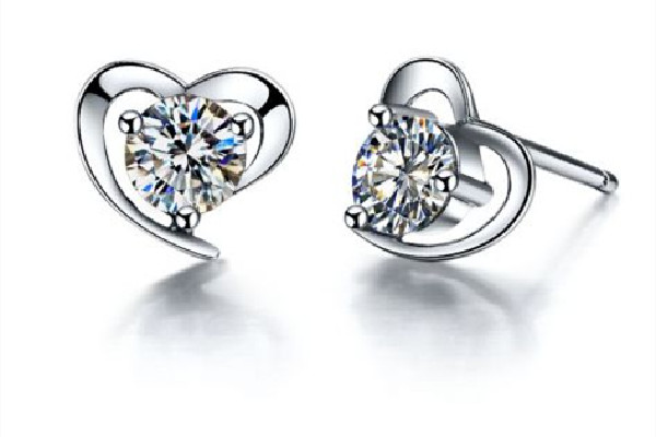 純銀耳釘多少錢算正常 純銀耳釘為什么那么便宜 純銀耳釘多少錢算正常 純銀耳釘為什么那么便宜