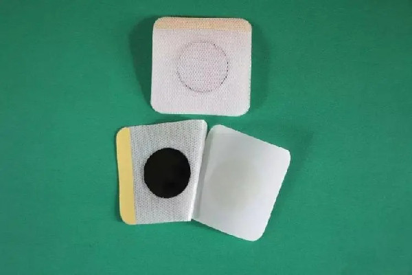 三伏貼有刺痛感正常嗎 三伏貼貼上什么感覺 三伏貼有刺痛感正常嗎 三伏貼貼上什么感覺