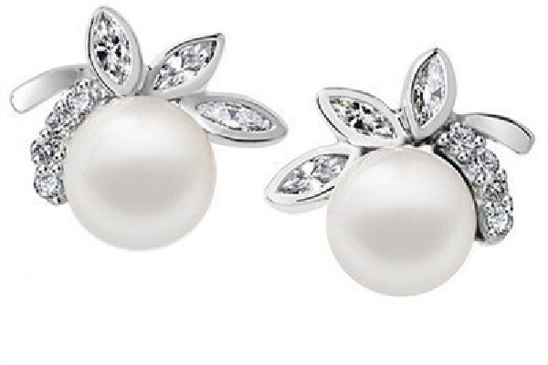 純銀耳釘用碘伏消毒會變黑嗎 純銀耳釘用什么消毒 純銀耳釘用碘伏消毒會變黑嗎 純銀耳釘用什么消毒