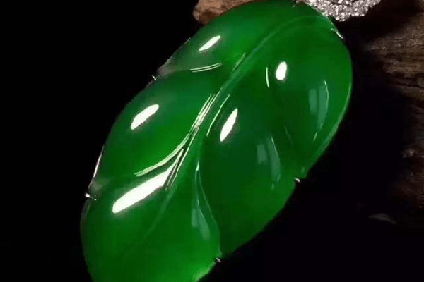 帝王綠翡翠手鐲價格多少 帝王綠翡翠有收藏價值嗎 帝王綠翡翠手鐲價格多少 帝王綠翡翠有收藏價值嗎