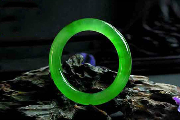 帝王綠翡翠屬于什么檔次 帝王綠翡翠手鐲有哪些特點 帝王綠翡翠屬于什么檔次 帝王綠翡翠手鐲有哪些特點