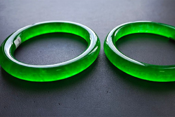 帝王綠翡翠怎么鑒別真假 帝王綠翡翠會不會起剛 帝王綠翡翠怎么鑒別真假 帝王綠翡翠會不會起剛