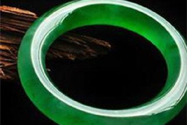 帝王綠翡翠屬于什么檔次 帝王綠翡翠手鐲有哪些特點(diǎn) 帝王綠翡翠屬于什么檔次 帝王綠翡翠手鐲有哪些特點(diǎn)