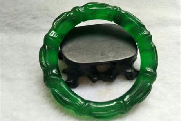 帝王綠翡翠怎么鑒別真假 帝王綠翡翠會不會起剛