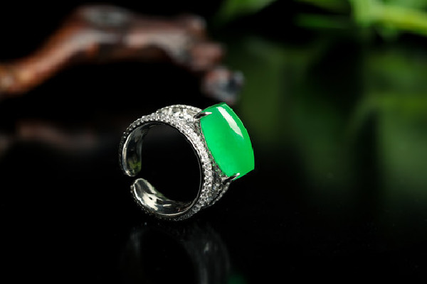 帝王綠有黑點對價格的影響 帝王綠有棉嗎 帝王綠有黑點對價格的影響 帝王綠有棉嗎